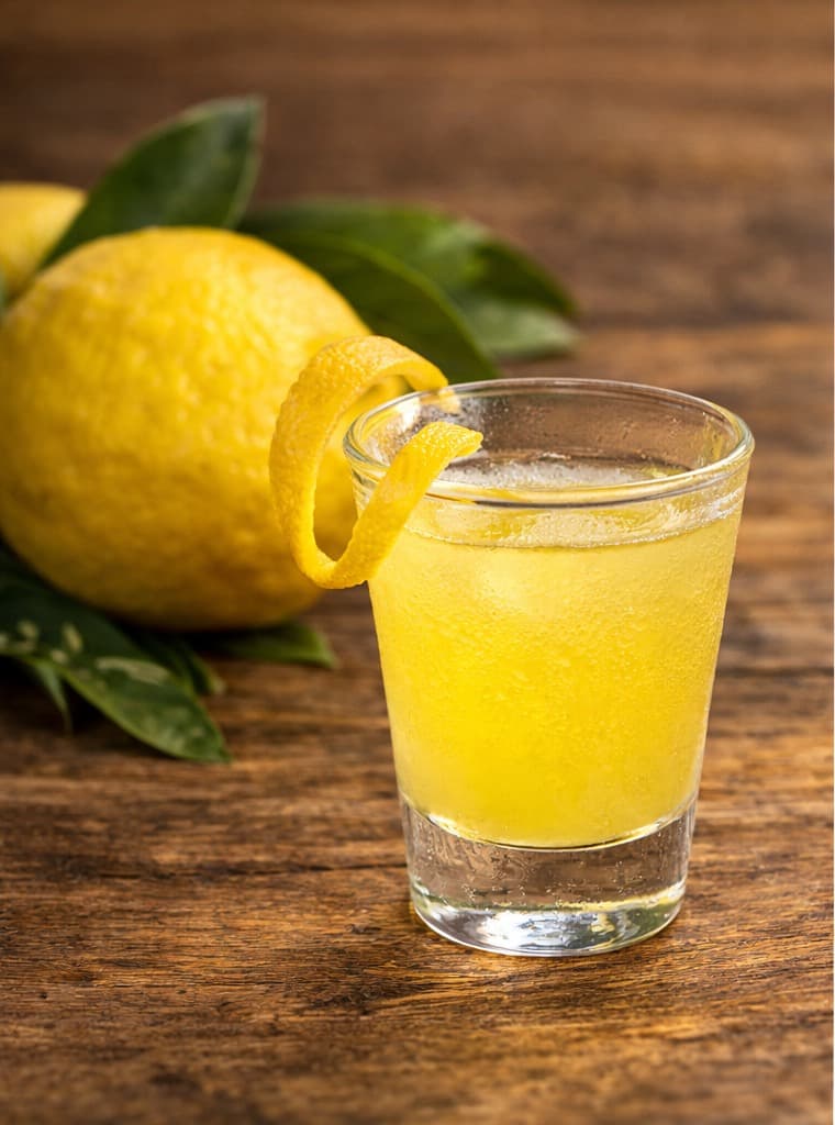 Limoncello bem gelado servido em pequeno copo